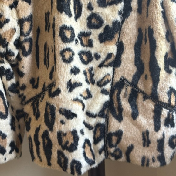 Women's Animal Print Teddy Jacket - Picture 8 of 8